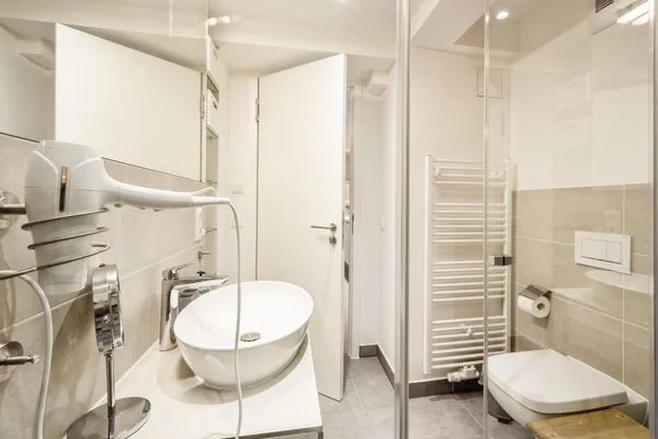 Badezimmer: Regendusche, WC, Haartrockner  FeWo Sanddüne in PRORA - 6.42