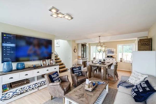 Wohnbereich/Essbereich: Sofa, TV, Treppenaufgang zur Dachterrasse, Zugang zum Balkon  FeWo Sealion Dachterrasse in PRORA - 5.51