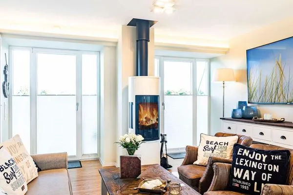 Wohnbereich/Essbereich: Sofa, TV, Treppenaufgang zur Dachterrasse, Zugang zum Balkon  FeWo Sealion Dachterrasse in PRORA - 5.51