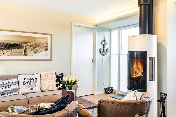 Wohnbereich/Essbereich: Sofa, TV, Treppenaufgang zur Dachterrasse, Zugang zum Balkon  FeWo Sealion Dachterrasse in PRORA - 5.51