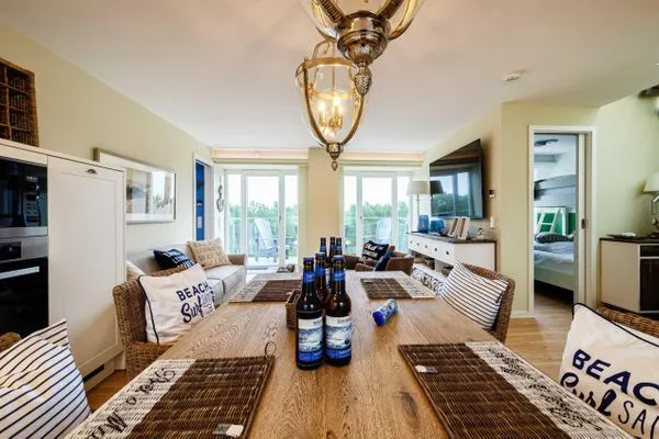 Wohnbereich/Essbereich: Sofa, TV, Treppenaufgang zur Dachterrasse, Zugang zum Balkon  FeWo Sealion Dachterrasse in PRORA - 5.51