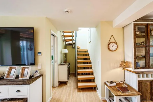 Wohnbereich/Essbereich: Sofa, TV, Treppenaufgang zur Dachterrasse, Zugang zum Balkon  FeWo Sealion Dachterrasse in PRORA - 5.51