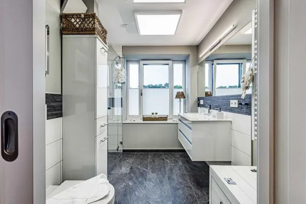 Badezimmer 1: Regendusche, WC, Haartrockner  FeWo Sealion Dachterrasse in PRORA - 5.51