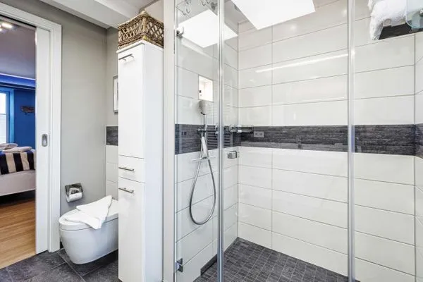 Badezimmer 1: Regendusche, WC, Haartrockner  FeWo Sealion Dachterrasse in PRORA - 5.51