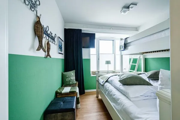 Schlafzimmer 2: Etagenbett (160x200, 80x200), TV, Insektenschutz  FeWo Sealion Dachterrasse in PRORA - 5.51