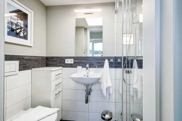 Badezimmer 2: Regendusche, WC  FeWo Sealion Dachterrasse in PRORA - 5.51