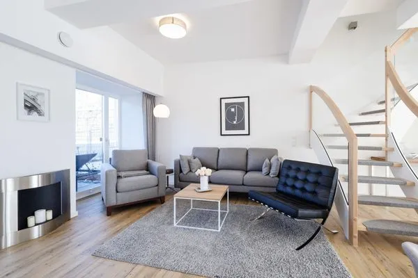 Wohnzimmer: Sitzecke, TV, Essbereich, Zugang zur Terrasse  FeWo Seaside in PRORA Maisonette mit Terrasse, Waschmaschine & E-Ladesäule - 9.06