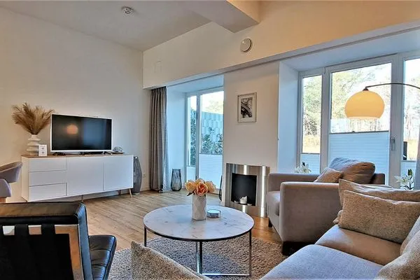 Wohnzimmer: Sitzecke, TV, Essbereich, Zugang zur Terrasse  FeWo Seaside in PRORA Maisonette mit Terrasse, Waschmaschine & E-Ladesäule - 9.06