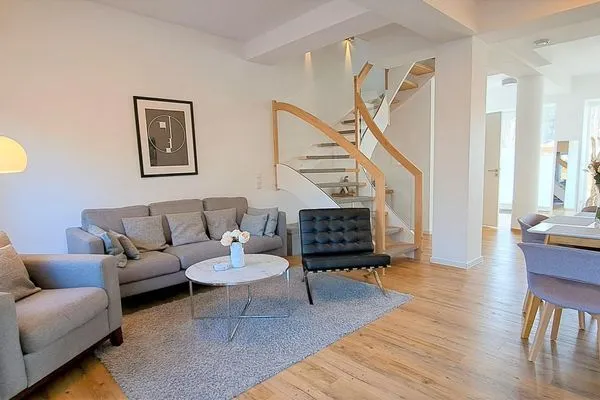 Wohnzimmer: Sitzecke, TV, Essbereich, Zugang zur Terrasse  FeWo Seaside in PRORA Maisonette mit Terrasse, Waschmaschine & E-Ladesäule - 9.06