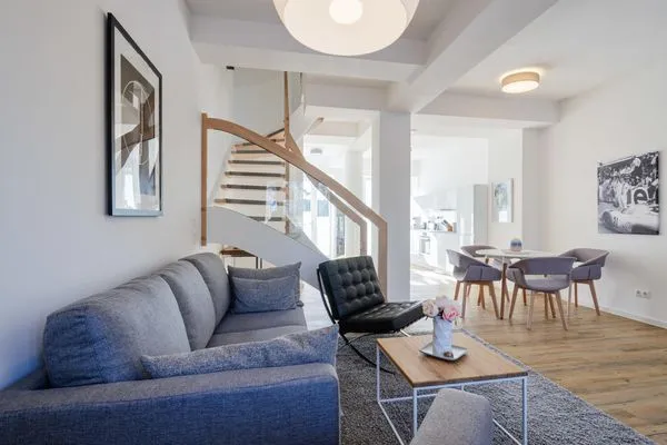 Wohnzimmer: Sitzecke, TV, Essbereich, Zugang zur Terrasse  FeWo Seaside in PRORA Maisonette mit Terrasse, Waschmaschine & E-Ladesäule - 9.06