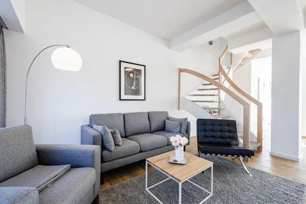 Wohnzimmer: Sitzecke, TV, Essbereich, Zugang zur Terrasse  FeWo Seaside in PRORA Maisonette mit Terrasse, Waschmaschine & E-Ladesäule - 9.06