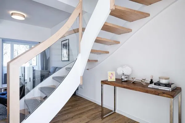 Wohnzimmer: Sitzecke, TV, Essbereich, Zugang zur Terrasse  FeWo Seaside in PRORA Maisonette mit Terrasse, Waschmaschine & E-Ladesäule - 9.06