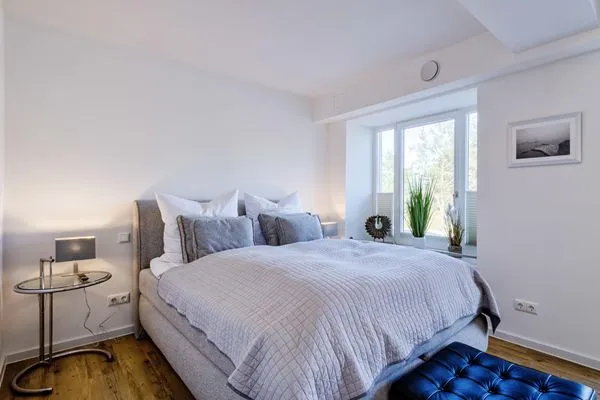 Schlafzimmer 1: Doppelbett (160 x 200), TV, Kleiderschrank, Zugang zum Balkon  FeWo Seaside in PRORA Maisonette mit Terrasse, Waschmaschine & E-Ladesäule - 9.06