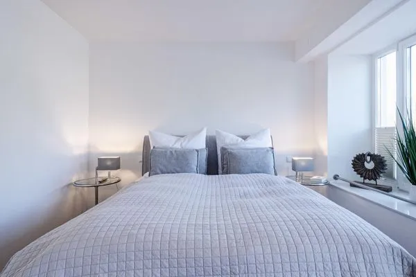 Schlafzimmer 2: Doppelbett (160 x 200), TV, Kleiderschrank  FeWo Seaside in PRORA Maisonette mit Terrasse, Waschmaschine & E-Ladesäule - 9.06