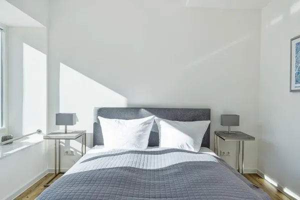 Schlafzimmer 2: Doppelbett (160 x 200), TV, Kleiderschrank  FeWo Seaside in PRORA Maisonette mit Terrasse, Waschmaschine & E-Ladesäule - 9.06