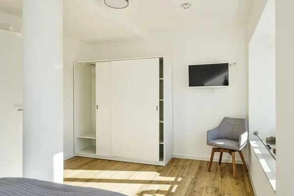 Schlafzimmer 2: Doppelbett (160 x 200), TV, Kleiderschrank  FeWo Seaside in PRORA Maisonette mit Terrasse, Waschmaschine & E-Ladesäule - 9.06