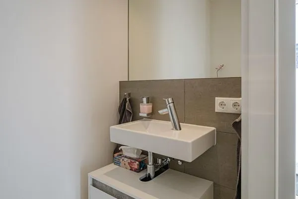 Badezimmer: Regendusche, WC  FeWo Seaside in PRORA Maisonette mit Terrasse, Waschmaschine & E-Ladesäule - 9.06