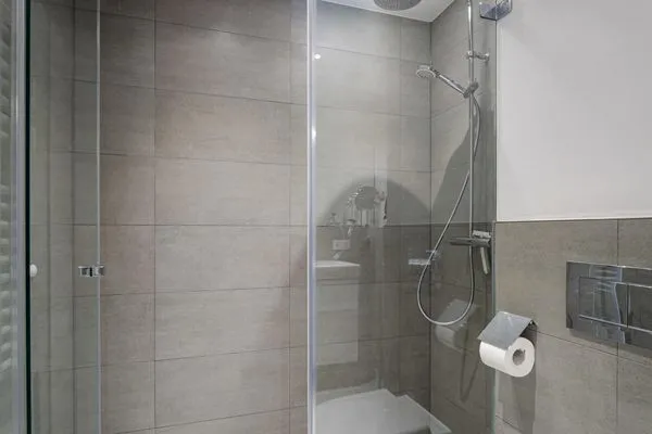Badezimmer: Regendusche, WC  FeWo Seaside in PRORA Maisonette mit Terrasse, Waschmaschine & E-Ladesäule - 9.06