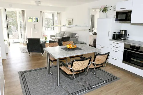 Wohnzimmer: Schlafsofa, TV, Zugang zum Balkon  FeWo Strandgut in PRORA - 5.25