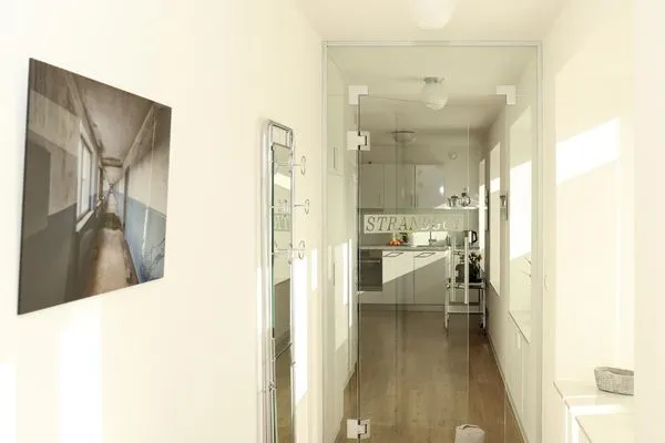 Wohnzimmer: Schlafsofa, TV, Zugang zum Balkon  FeWo Strandgut in PRORA - 5.25