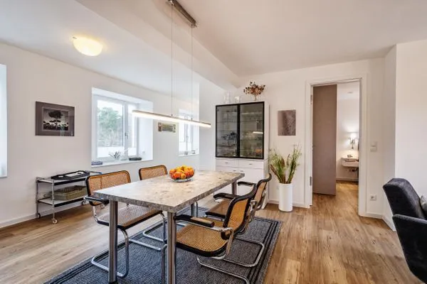 Wohnzimmer: Schlafsofa, TV, Zugang zum Balkon  FeWo Strandgut in PRORA - 5.25