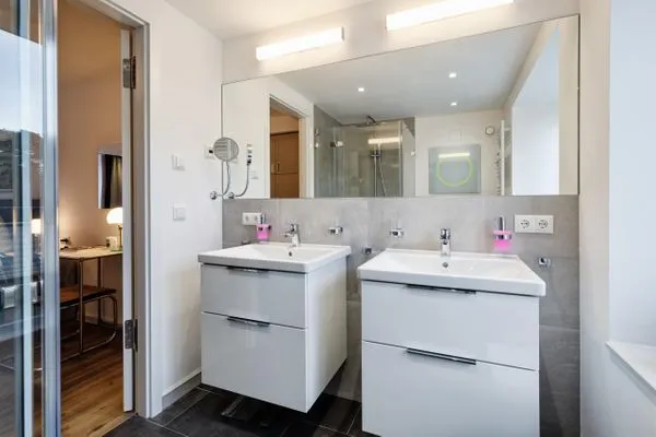 Badezimmer 1: Regendusche, WC, Haartrockner  FeWo Strandgut in PRORA - 5.25