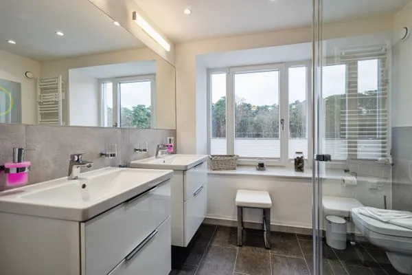 Badezimmer 1: Regendusche, WC, Haartrockner  FeWo Strandgut in PRORA - 5.25