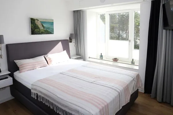 Schlafzimmer 1: Boxspringbett (180x200), TV, Verdunkelungsvorhänge, Fliegengitter, Schreibtisch  FeWo Strandgut in PRORA - 5.25