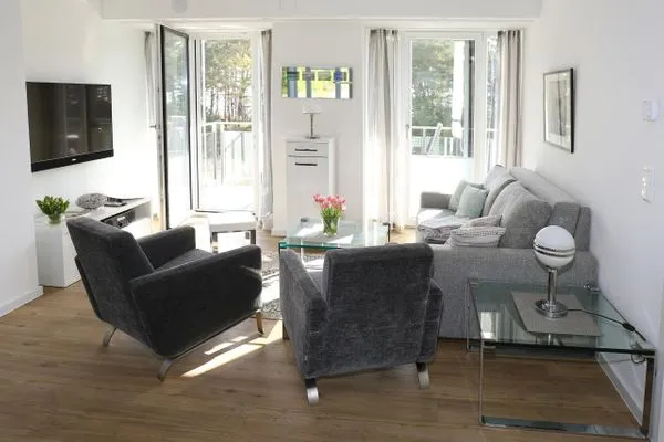 Wohnzimmer: Schlafsofa, TV, Zugang zum Balkon  FeWo Strandgut in PRORA - 5.25