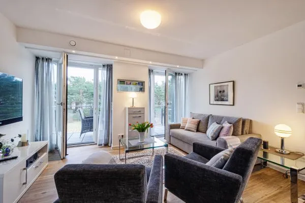 Wohnzimmer: Schlafsofa, TV, Zugang zum Balkon  FeWo Strandgut in PRORA - 5.25