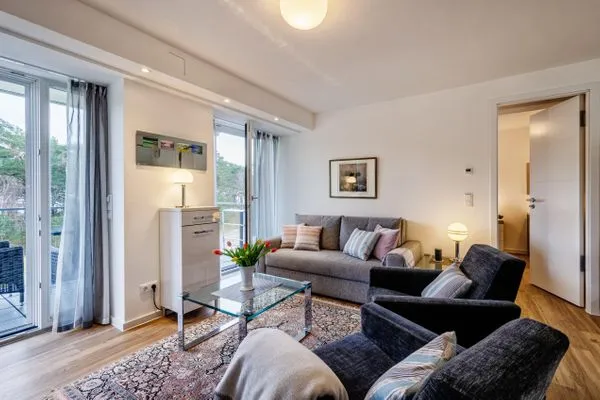 Wohnzimmer: Schlafsofa, TV, Zugang zum Balkon  FeWo Strandgut in PRORA - 5.25
