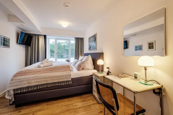 Schlafzimmer 2: Boxspringbett (160x200), TV, Verdunkelungsvorhänge, Fliegengitter,  FeWo Strandgut in PRORA - 5.25