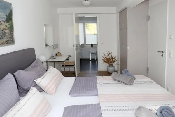 Schlafzimmer 2: Boxspringbett (160x200), TV, Verdunkelungsvorhänge, Fliegengitter,  FeWo Strandgut in PRORA - 5.25