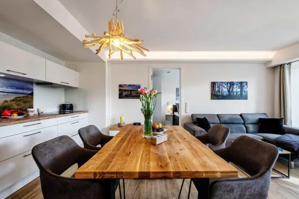 Wohnzimmer: Sofa, TV, Zugang zum Balkon  FeWo Se(e)hnsucht in PRORA - 9.32