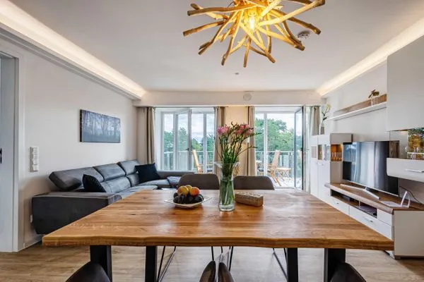 Wohnzimmer: Sofa, TV, Zugang zum Balkon  FeWo Se(e)hnsucht in PRORA - 9.32