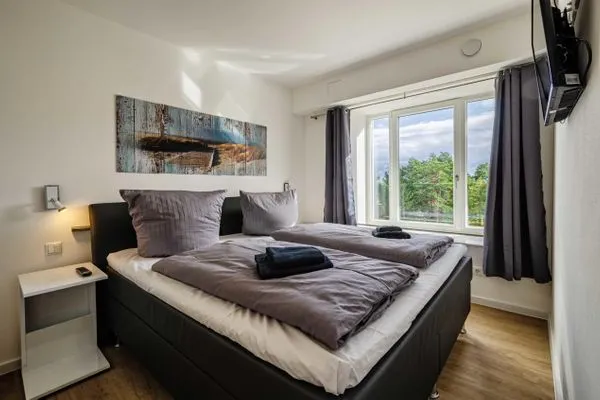 Schlafzimmer 1: Boxspringbett (180 x 200), TV, Kleiderschrank  FeWo Se(e)hnsucht in PRORA - 9.32