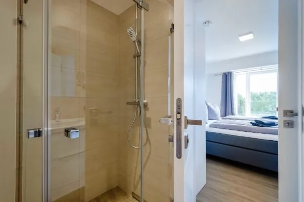 Badezimmer: Regendusche, WC, Haartrockner  FeWo Se(e)hnsucht in PRORA - 9.32