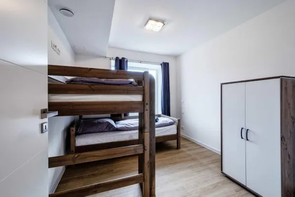 Schlafzimmer 2: Etagenbett und Einzelbett (je 90 x 200 cm), kleiner Schrank  FeWo Se(e)hnsucht in PRORA - 9.32
