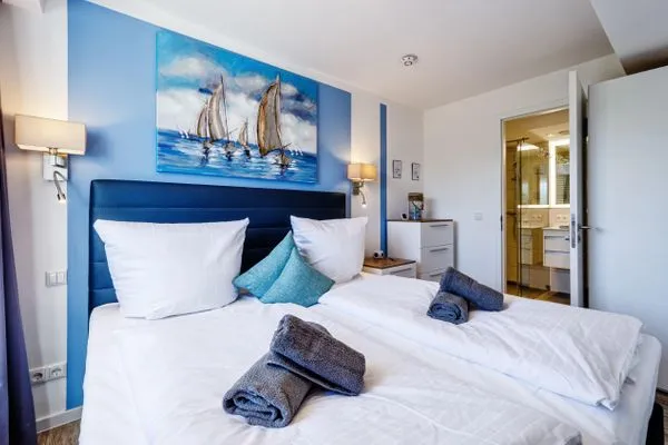 Schlafzimmer 1: Doppelbett (180 x 200), TV  FeWo Strandglück in PRORA - 9.44