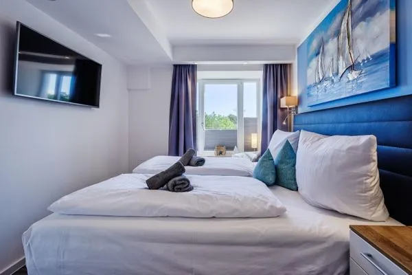 Schlafzimmer 1: Doppelbett (180 x 200), TV  FeWo Strandglück in PRORA - 9.44