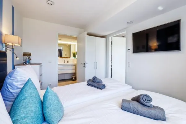 Schlafzimmer 1: Doppelbett (180 x 200), TV  FeWo Strandglück in PRORA - 9.44