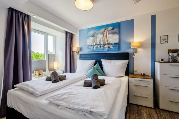 Schlafzimmer 1: Doppelbett (180 x 200), TV  FeWo Strandglück in PRORA - 9.44