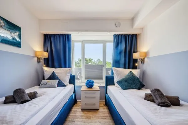 Schlafzimmer 2: 2 Einzelbetten (90 x 200), TV  FeWo Strandglück in PRORA - 9.44