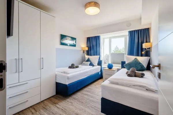 Schlafzimmer 2: 2 Einzelbetten (90 x 200), TV  FeWo Strandglück in PRORA - 9.44