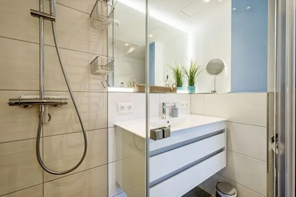 Badezimmer: Regendusche, WC, Haartrockner  FeWo Strandglück in PRORA - 9.44