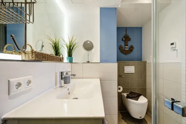 Badezimmer: Regendusche, WC, Haartrockner  FeWo Strandglück in PRORA - 9.44