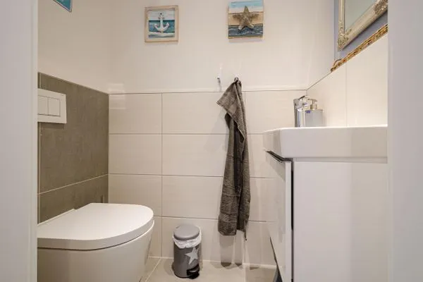 Badezimmer: Regendusche, WC, Haartrockner  FeWo Strandglück in PRORA - 9.44