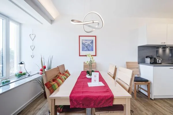 Wohnzimmer: Schlafsofa und Sessel, TV, Essbereich, Zugang zum Balkon  FeWo Seemelodie in PRORA - 9.43