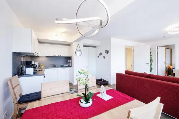 Wohnzimmer: Schlafsofa und Sessel, TV, Essbereich, Zugang zum Balkon  FeWo Seemelodie in PRORA - 9.43