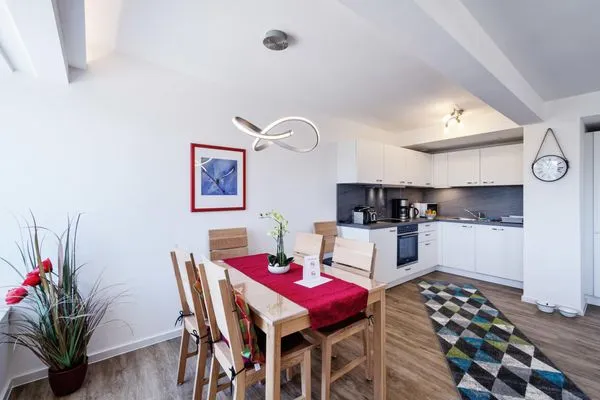 Wohnzimmer: Schlafsofa und Sessel, TV, Essbereich, Zugang zum Balkon  FeWo Seemelodie in PRORA - 9.43